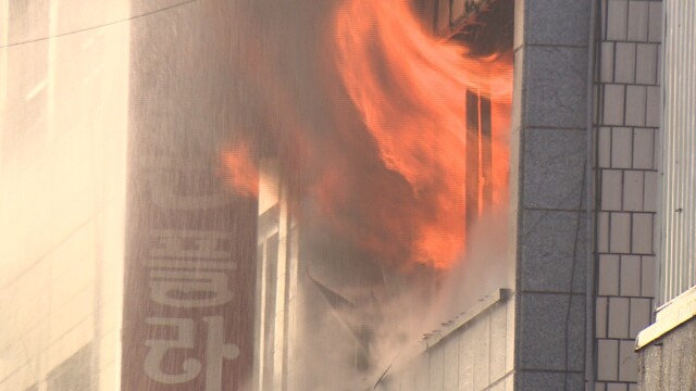 광주 도심 상가서 불..2명 연기 흡입