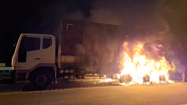 새벽 고속도로 대형 화물차서 불..인명피해 없어
