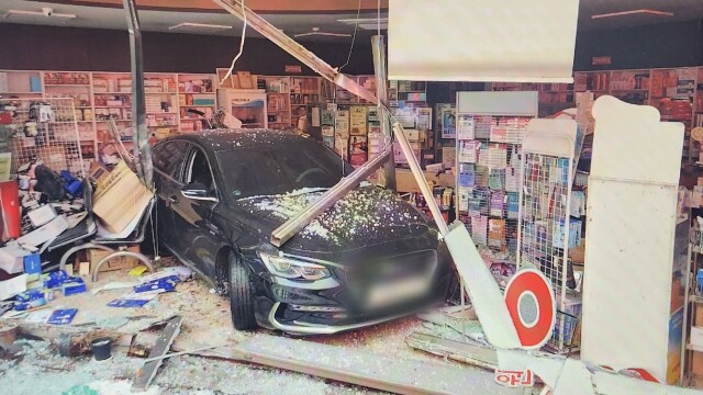 광주서 눈길에 차량 상가 돌진..인명 피해 없어