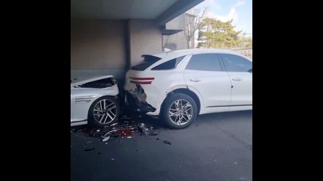 아파트 담벼락 뚫고 주차장 돌진..1명 다쳐