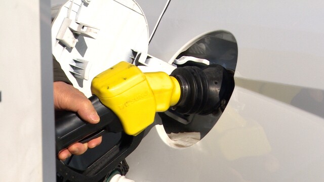 '석유 최고가격제' 시행…기름값 하락세 속 주유소 북적