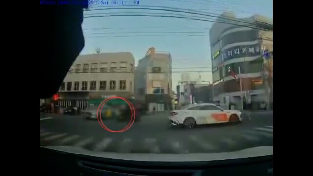 불법유턴 택시에 20대 오토바이 운전자 숨져