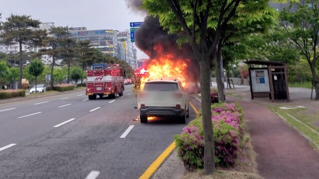 나주 빛가람동 도로 SUV차량에서 불..다친 사람 없어
