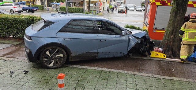 광주 농성동서 우회전 SUV 인도 돌진..인명피해 없어