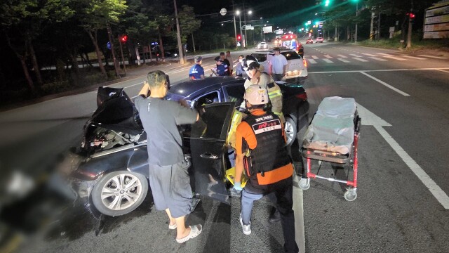광주 도심서 승용차 중앙분리대 추돌.. 운전자 숨져