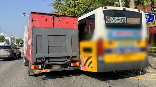 광주 시내버스·우편물 운송 차량 충돌.. 3명 경상