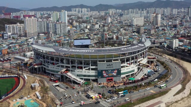 오늘 광주에서 KIA·삼성 PO 3차전 격돌… 경기장 주정차단속 유예